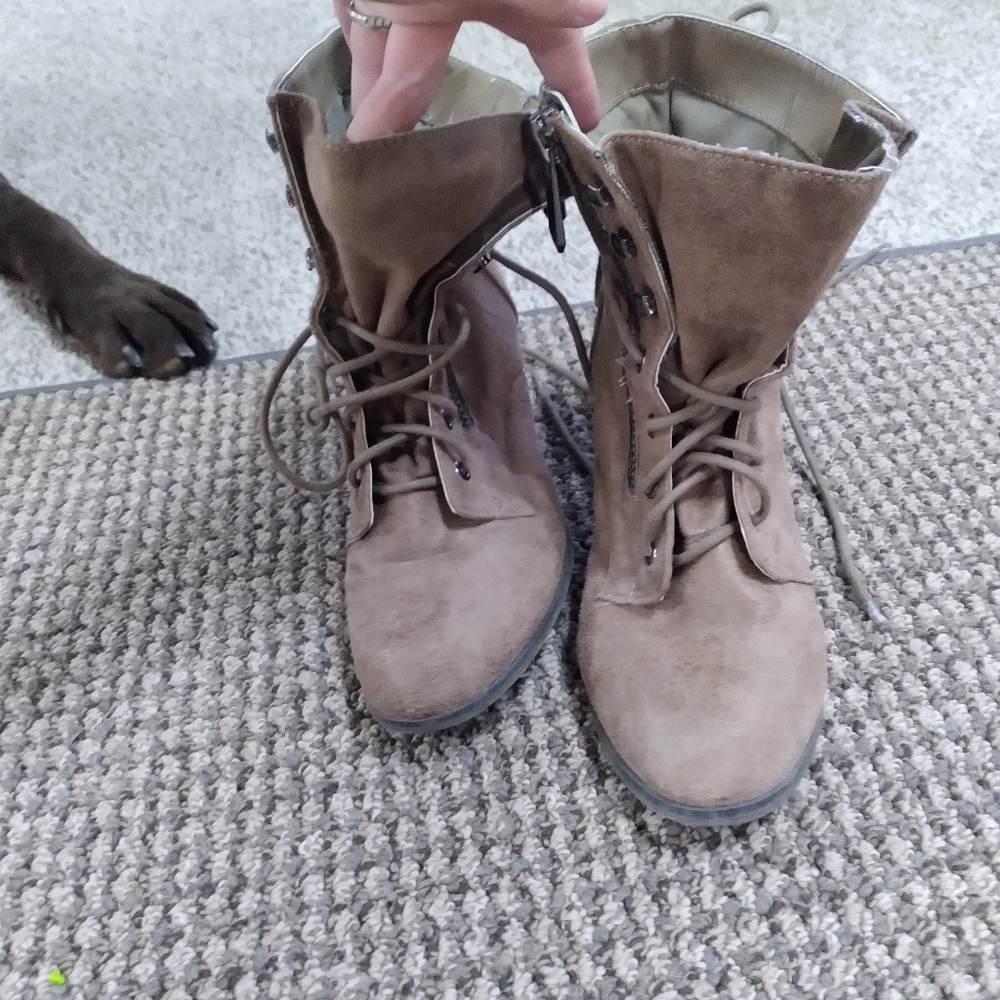 Tan Heel Boots 7.5